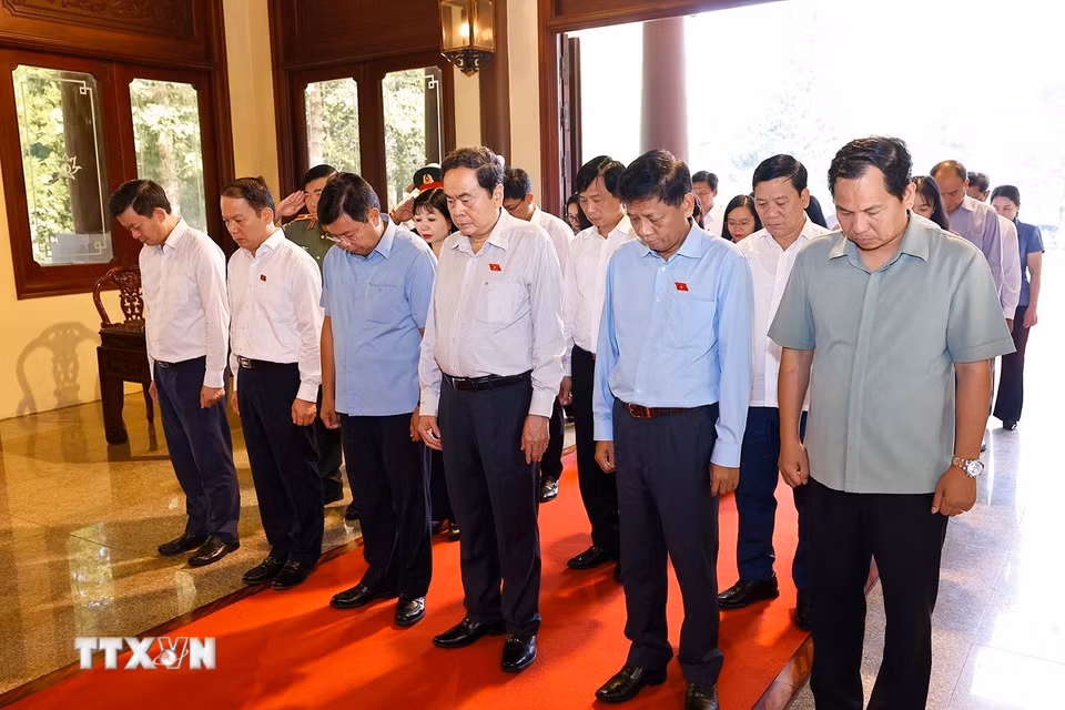 Chủ tịch Quốc hội Trần Thanh Mẫn cùng các đại biểu tưởng nhớ Chủ tịch Tôn Đức Thắng. (Ảnh: Doãn Tấn/TTXVN)