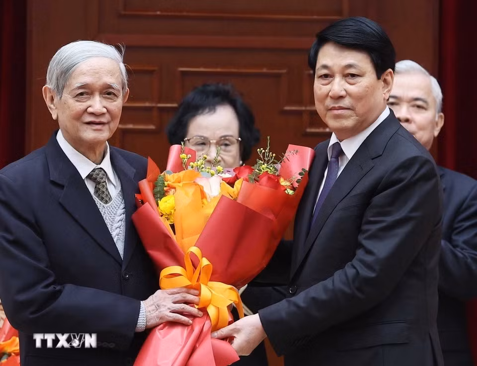 Ủy viên Bộ Chính trị, Chủ tịch nước Lương Cường trao Huy hiệu 60 năm tuổi Đảng sớm cho ông Hồ Tiến Nghị, nguyên Ủy viên Trung ương Đảng, nguyên Trợ lý Tổng Bí thư, nguyên Tổng Giám đốc TTXVN. (Ảnh: Thống Nhất/TTXVN)