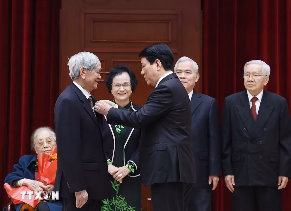 Ủy viên Bộ Chính trị, Chủ tịch nước Lương Cường trao Huy hiệu 60 năm tuổi Đảng sớm cho ông Hồ Tiến Nghị, nguyên Ủy viên Trung ương Đảng, nguyên Trợ lý Tổng Bí thư, nguyên Tổng Giám đốc TTXVN. (Ảnh: Thống Nhất/TTXVN)