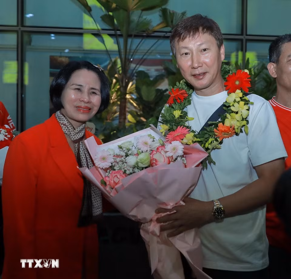 Phó Cục trưởng Cục Thể dục Thể thao Lê Thị Hoàng Yến tặng hoa chúc mừng huấn luyện viên đội tuyển U22 Kim Sang-sik. (Ảnh: Phan Phương/TTXVN)