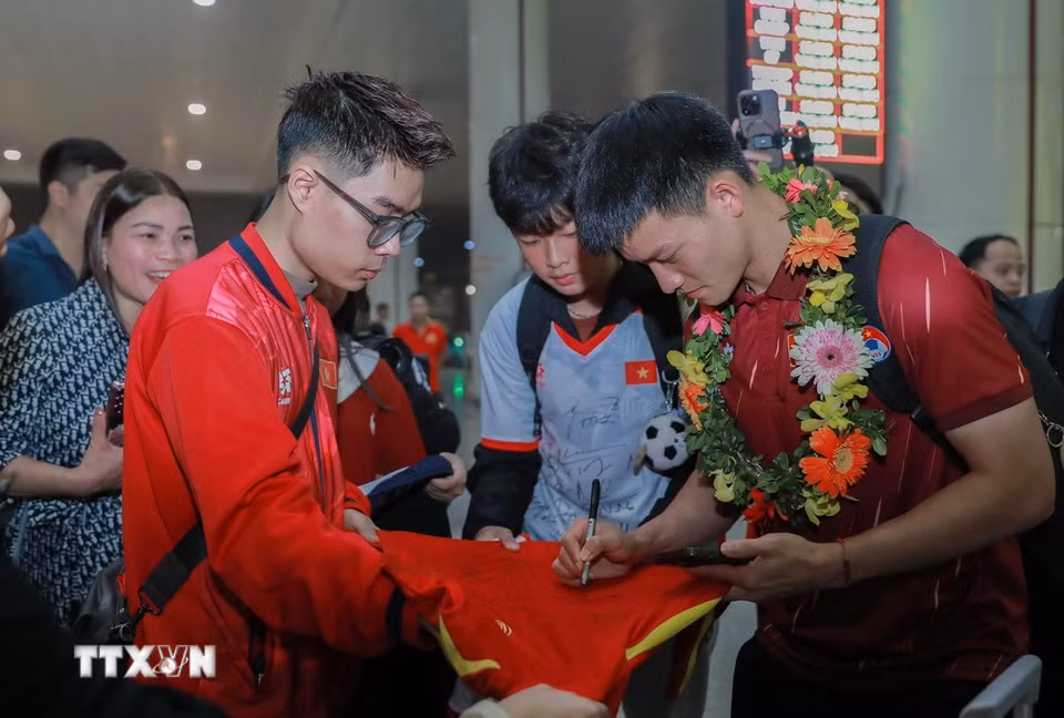 Cầu thủ đội tuyển bóng đá nam U22 Việt Nam ký tặng người hâm mộ. (Ảnh: Phan Phương/TTXVN)
