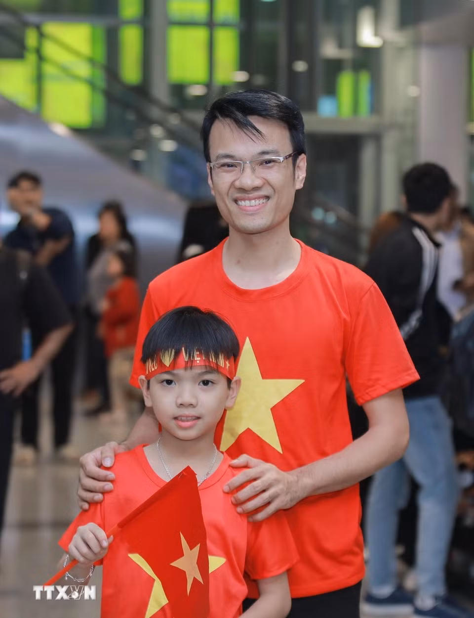 Người hâm mộ đến Sân bay quốc tế Nội Bài từ rất sớm chờ chúc mừng đội tuyển bóng đá nam U22 Việt Nam. (Ảnh: Phan Phương/TTXVN)