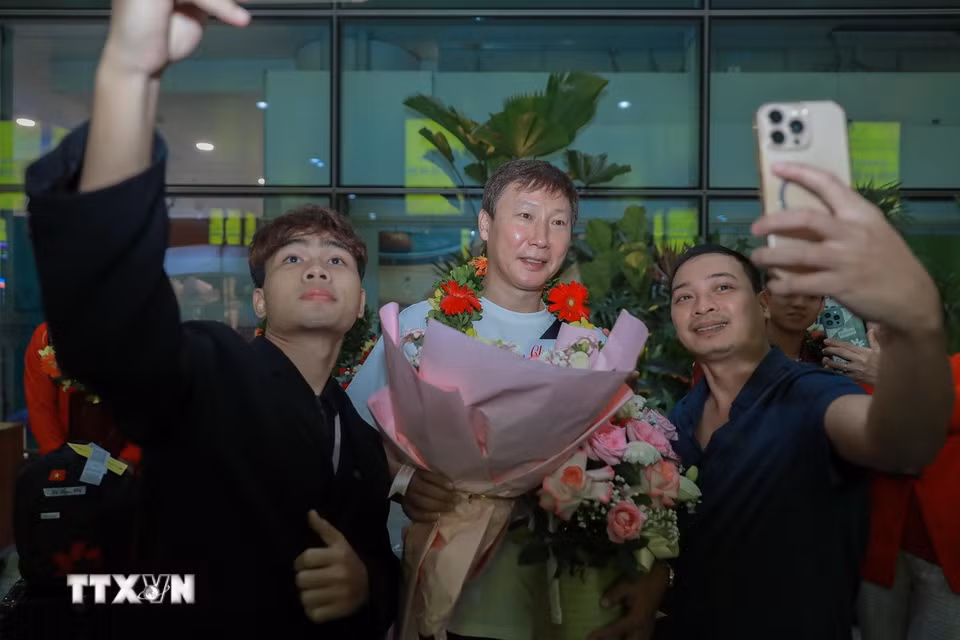 Người hâm mộ chụp ảnh selfie cùng huấn luyện viên Kim Sang-sik. (Ảnh: Phan Phương/TTXVN)