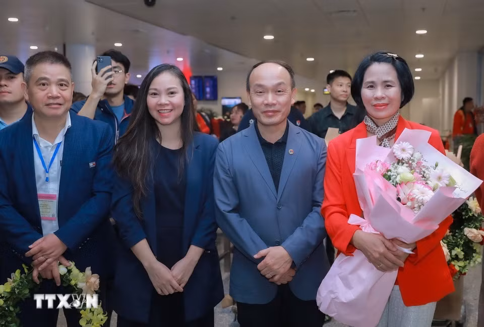 Lãnh đạo Cục Thể dục Thể thao và người hâm mộ đã có mặt tại sân bay Nội Bài từ rất sớm để chào đón đội tuyển bóng đá nam U22 Việt Nam. (Ảnh: Phan Phương/TTXVN)