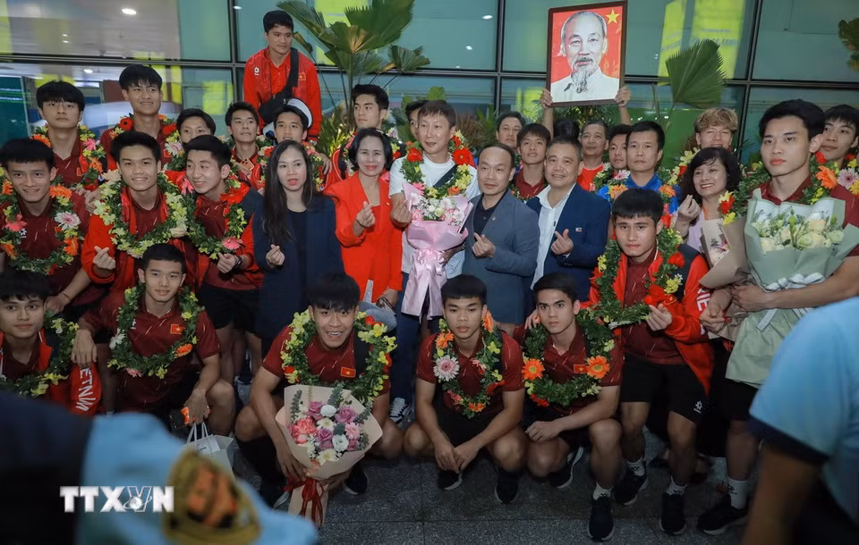 Lãnh đạo Cục Thể dục thể thao và người hâm mộ chụp ảnh lưu niệm cùng đội tuyển U22 Việt Nam. (Ảnh: Phan Phương/TTXVN)