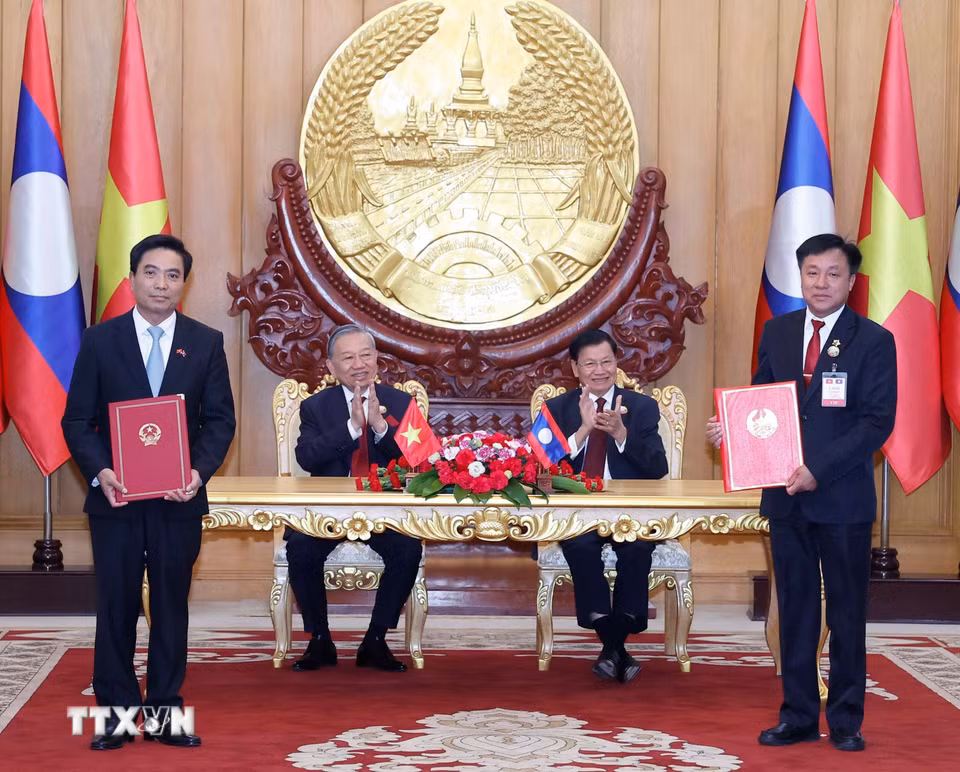 Tổng Bí thư Tô Lâm và Tổng Bí thư, Chủ tịch nước Lào Thongloun Sisoulith chứng kiến trao Thỏa thuận hợp tác giai đoạn 2026-2030 giữa tỉnh Thanh Hóa, Việt Nam và tỉnh Houphane, Lào. (Ảnh: Thống Nhất/TTXVN)