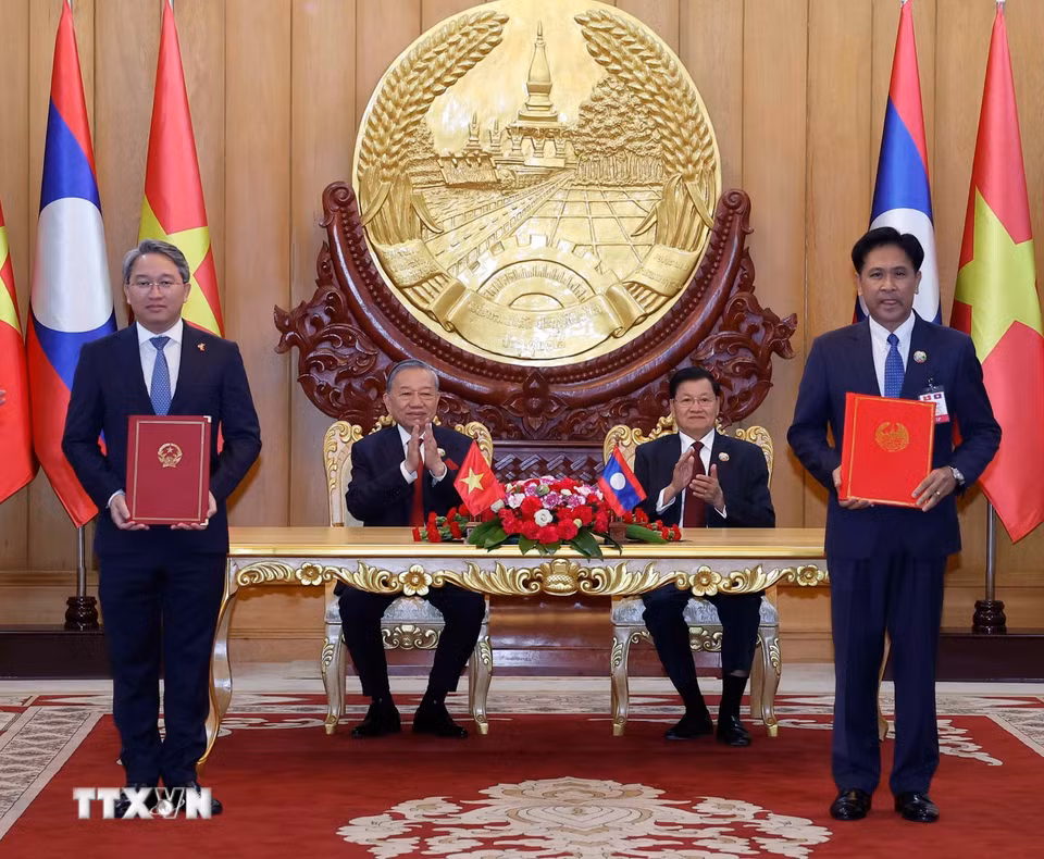 Tổng Bí thư Tô Lâm và Tổng Bí thư, Chủ tịch nước Lào Thongloun Sisoulith chứng kiến trao Thỏa thuận hợp tác giữa Bộ Tư pháp Việt Nam và Bộ Tư pháp Lào giai đoạn 2026-2030. (Ảnh: Thống Nhất/TTXVN)