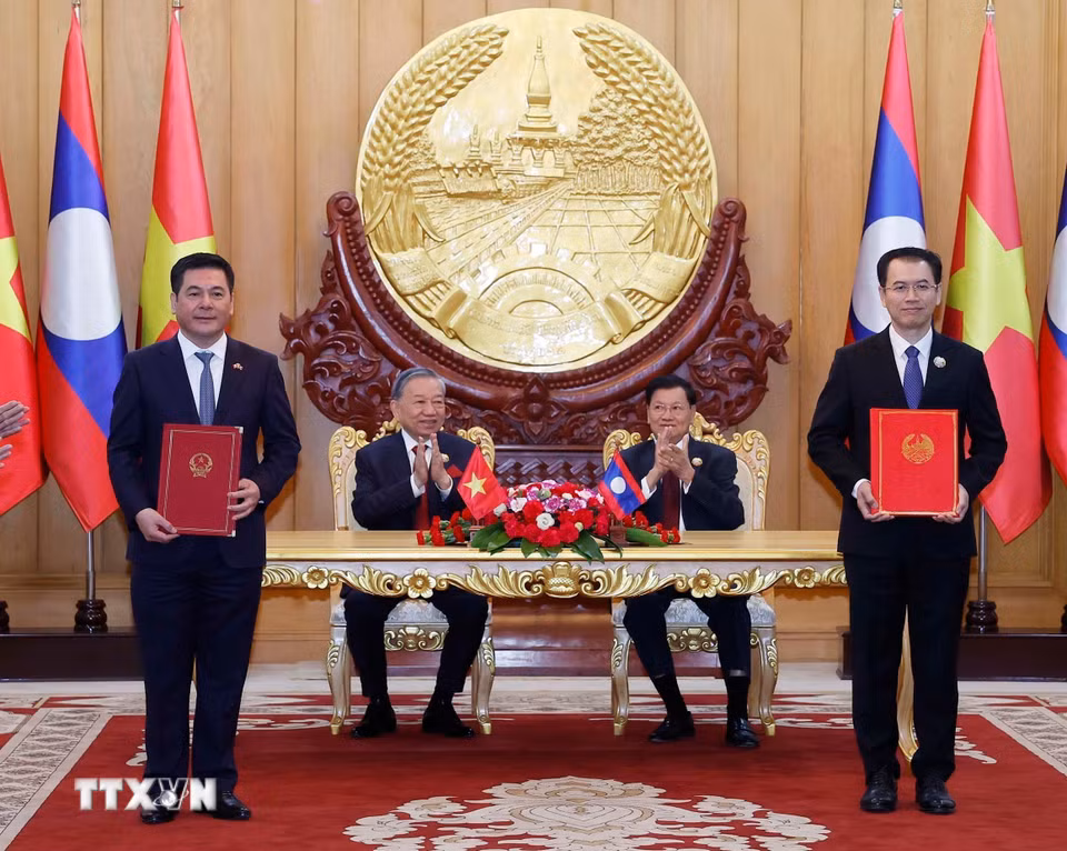 Tổng Bí thư Tô Lâm và Tổng Bí thư, Chủ tịch nước Lào Thongloun Sisoulith chứng kiến trao Biên bản ghi nhớ giữa Bộ Công Thương Việt Nam và Bộ Công Thương Lào về phát triển chuỗi liên kết công nghiệp giữa Việt Nam và Lào. (Ảnh: Thống Nhất/TTXVN)