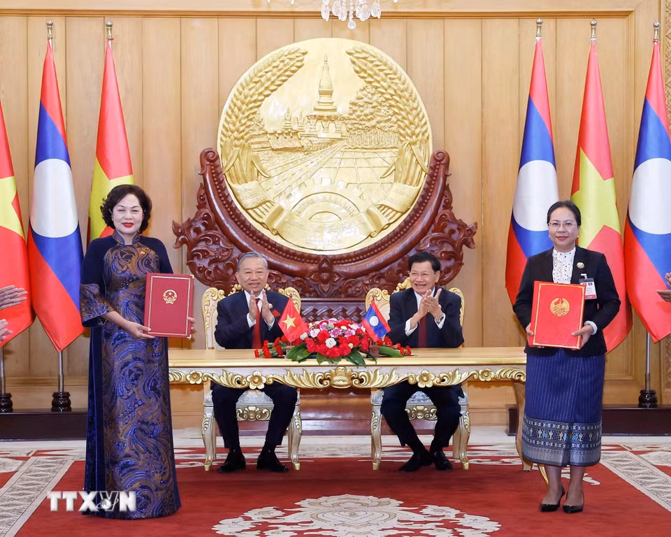 Tổng Bí thư Tô Lâm và Tổng Bí thư, Chủ tịch nước Lào Thongloun Sisoulith chứng kiến trao Bản ghi nhớ về hợp tác các hoạt động ngân hàng trọng tâm giai đoạn 2026-2030. (Ảnh: Thống Nhất/TTXVN)