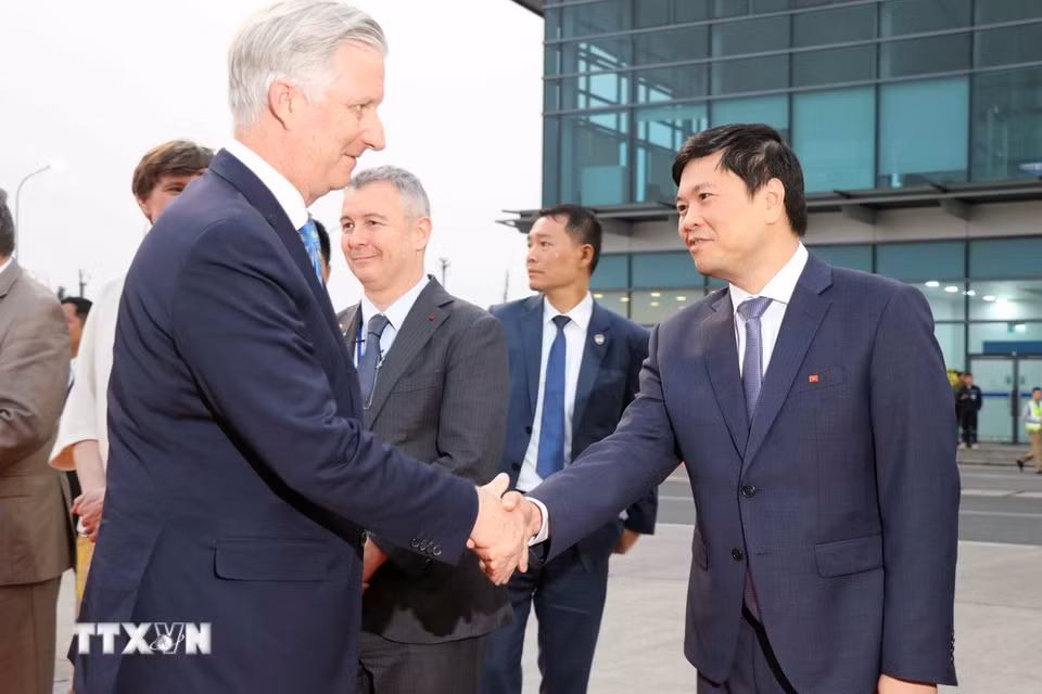 Ông Hoàng Minh Cường, Phó Chủ tịch Ủy ban Nhân dân thành phố Hải Phòng thay mặt lãnh đạo thành phố tiễn Nhà Vua, Hoàng hậu Vương quốc Bỉ tại sân bay. (Ảnh: Hoàng Ngọc/TTXVN)