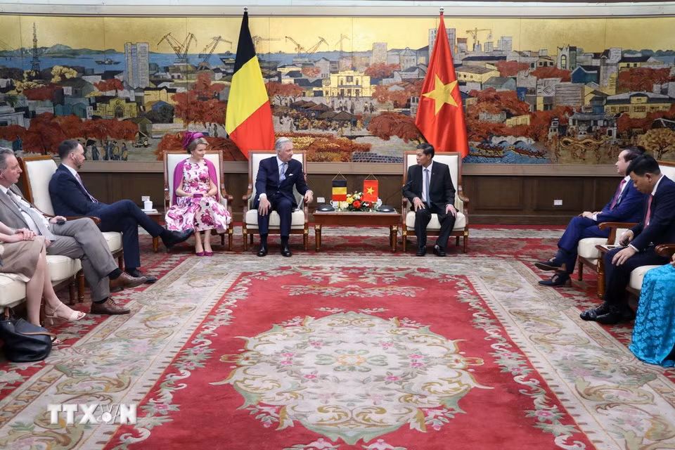 Nhà Vua, Hoàng hậu Vương quốc Bỉ cùng đoàn đại biểu cấp cao của Vương quốc Bỉ thăm và làm việc tại thành phố Hải Phòng. (Ảnh: Hoàng Ngọc/TTXVN)