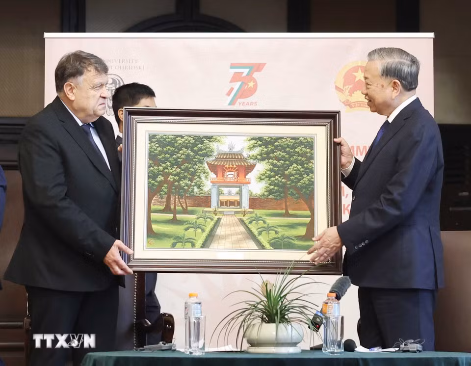 Tổng Bí thư Tô Lâm tặng Hiệu trưởng Trường Đại học Sofia Georgi Valchev bức tranh lưu niệm. (Ảnh: Thống Nhất/TTXVN)