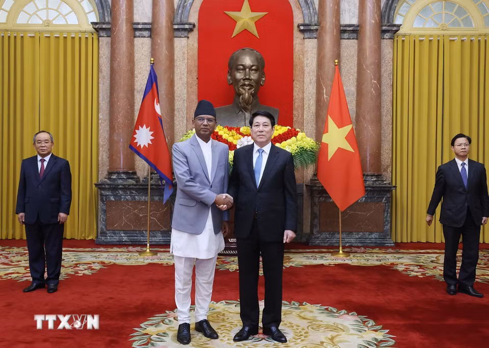Chủ tịch nước Lương Cường với Đại sứ Cộng hòa Dân chủ Liên bang Nepal tại Việt Nam Dhan Bahadur Oli trình Quốc thư. (Ảnh: Lâm Khánh/TTXVN)