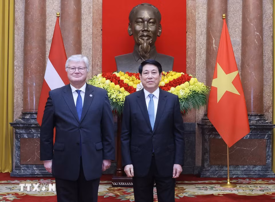 Chủ tịch nước Lương Cường với Đại sứ Cộng hòa Latvia tại Việt Nam Karlis Eihenbaums trình Quốc thư. (Ảnh: Lâm Khánh/TTXVN)