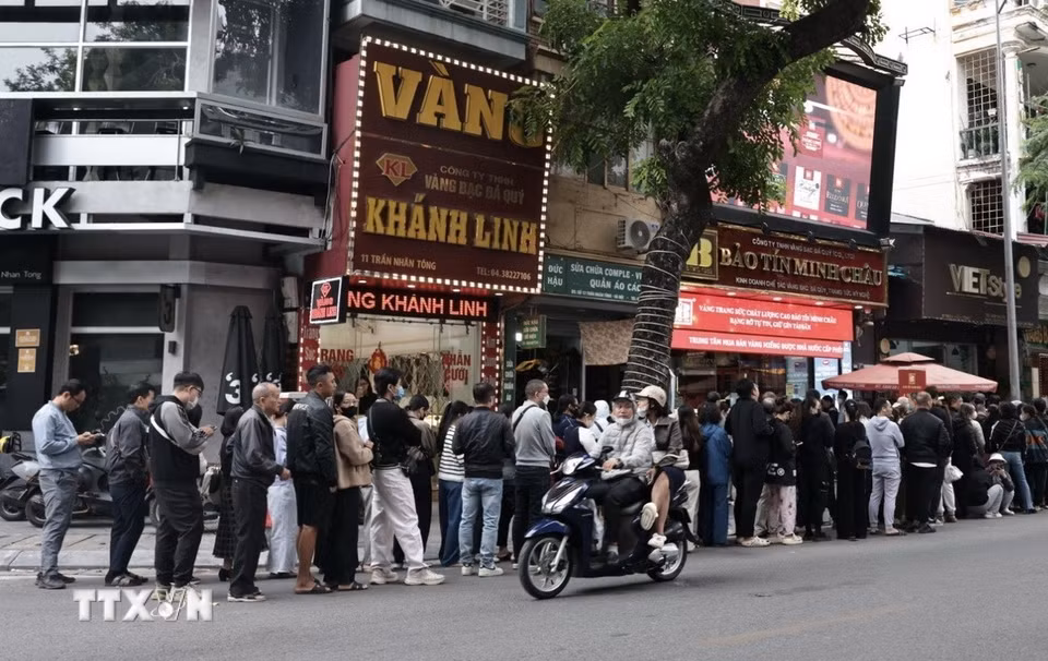 Người dân xếp hàng dài chờ mua vàng tại cửa hàng Bảo Tín Minh Châu. (Ảnh: Trần Việt/TTXVN)