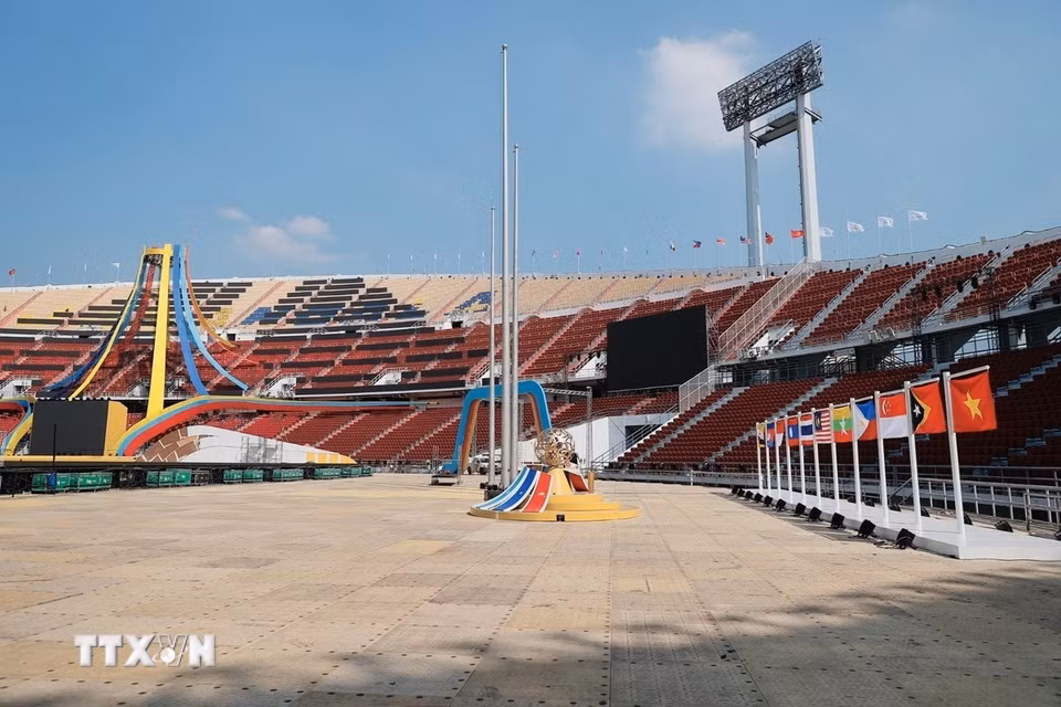 Quốc kỳ của 11 quốc gia tham dự SEA Games 33 đã được treo trang trọng bên trong sân vận động, đại diện cho các thành viên của cộng đồng ASEAN cùng hội tụ, sẵn sàng cho những ngày thi đấu đầy sôi động và tinh thần thể thao cao thượng. (Ảnh: Minh Quyết/TTXVN)