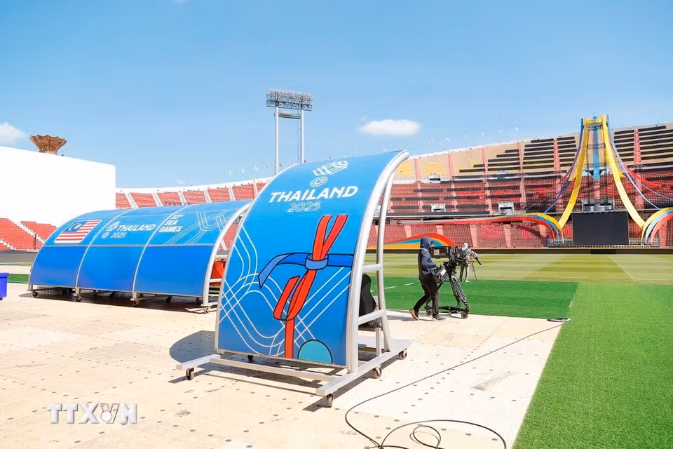 Các công đoạn đang được gấp rút hoàn thiện, chuẩn bị cho lễ khai mạc SEA Games 33. (Ảnh: Minh Quyết/TTXVN)