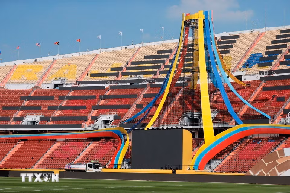 Điểm nhấn của sân khấu khai mạc SEA Games 33 năm nay là một đài lửa được đặt ngay giữa khán đài B. (Ảnh: Minh Quyết/TTXVN)