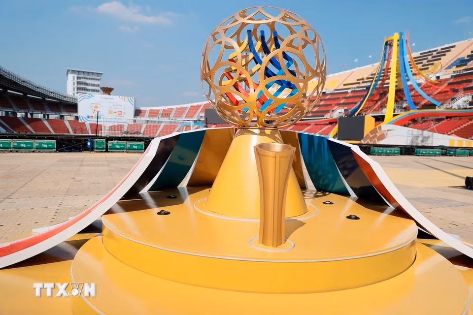 Các công đoạn đang được gấp rút hoàn thiện, chuẩn bị cho lễ khai mạc SEA Games 33. (Ảnh: Minh Quyết/TTXVN)