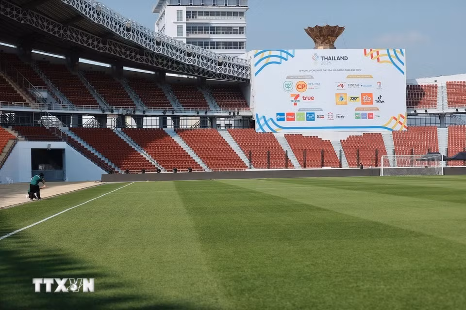Các công đoạn đang được gấp rút hoàn thiện, chuẩn bị cho lễ khai mạc SEA Games 33. (Ảnh: Minh Quyết/TTXVN)