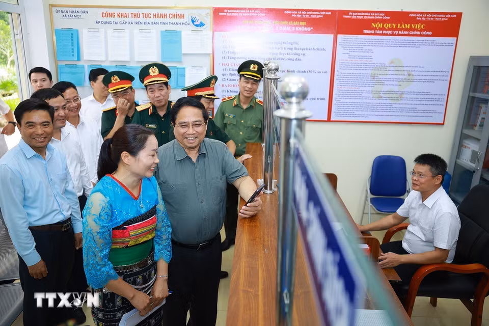 Thủ tướng Phạm Minh Chính kiểm tra chất lượng phục vụ người dân của Trung tâm Phục vụ hành chính công xã Bát Mọt, tỉnh Thanh Hóa. (Ảnh: Dương Giang/TTXVN)