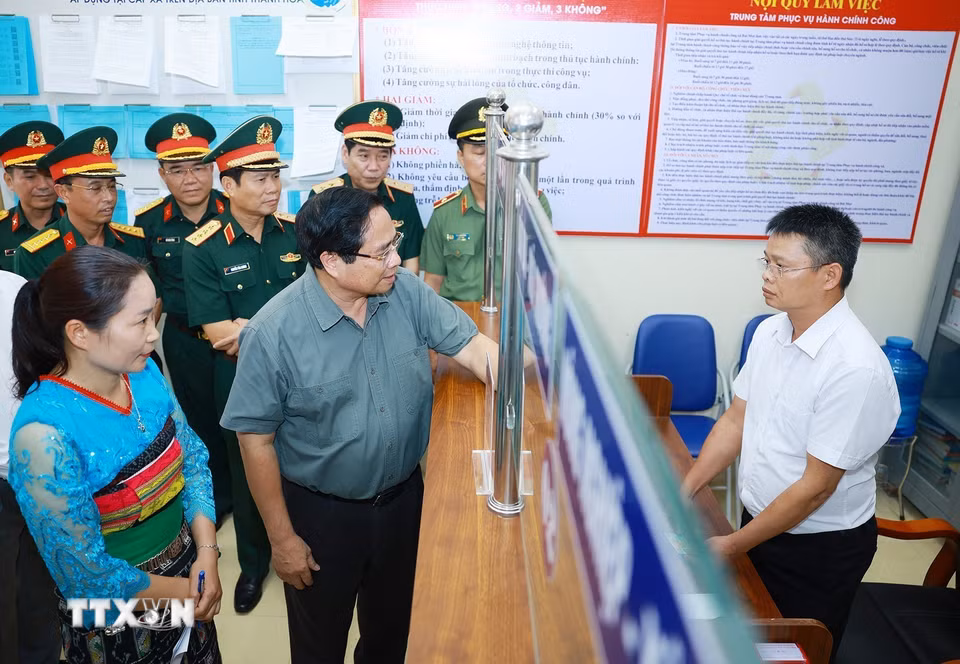Thủ tướng Phạm Minh Chính kiểm tra chất lượng phục vụ người dân của Trung tâm Phục vụ hành chính công xã Bát Mọt, tỉnh Thanh Hóa. (Ảnh: Dương Giang/TTXVN)