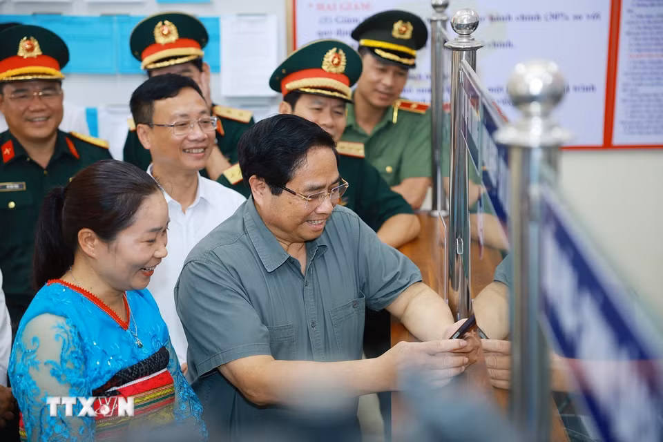 Thủ tướng Phạm Minh Chính kiểm tra chất lượng phục vụ người dân của Trung tâm Phục vụ hành chính công xã Bát Mọt, tỉnh Thanh Hóa. (Ảnh: Dương Giang/TTXVN)