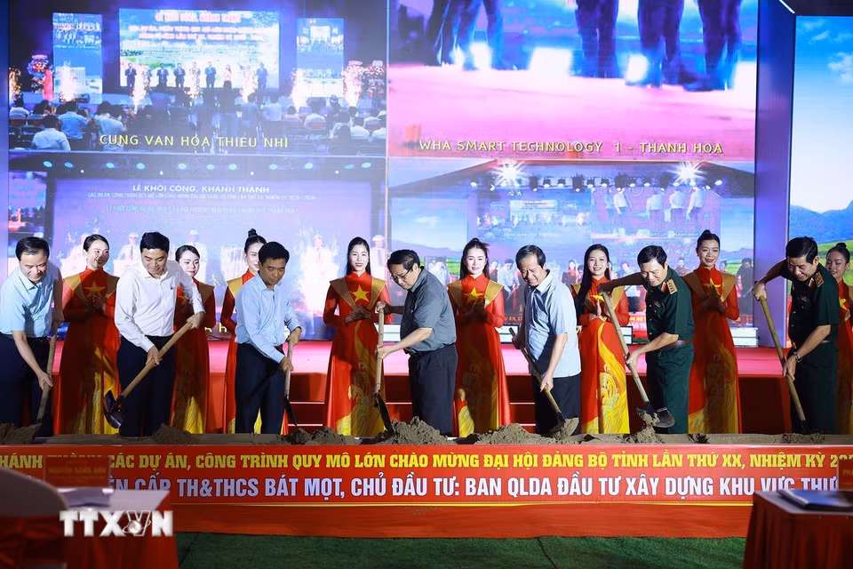 Thủ tướng Phạm Minh Chính và các đại biểu khởi công Dự án Trường nội trú liên cấp Tiểu học và Trung học cơ sở Bát Mọt tại điểm cầu xã Bát Mọt. (Ảnh: Dương Giang/TTXVN)