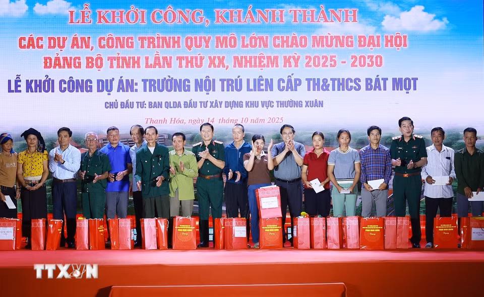 Thủ tướng Phạm Minh Chính tặng quà cho người có hoàn cảnh khó khăn xã Bát Mọt. (Ảnh: Dương Giang/TTXVN)
