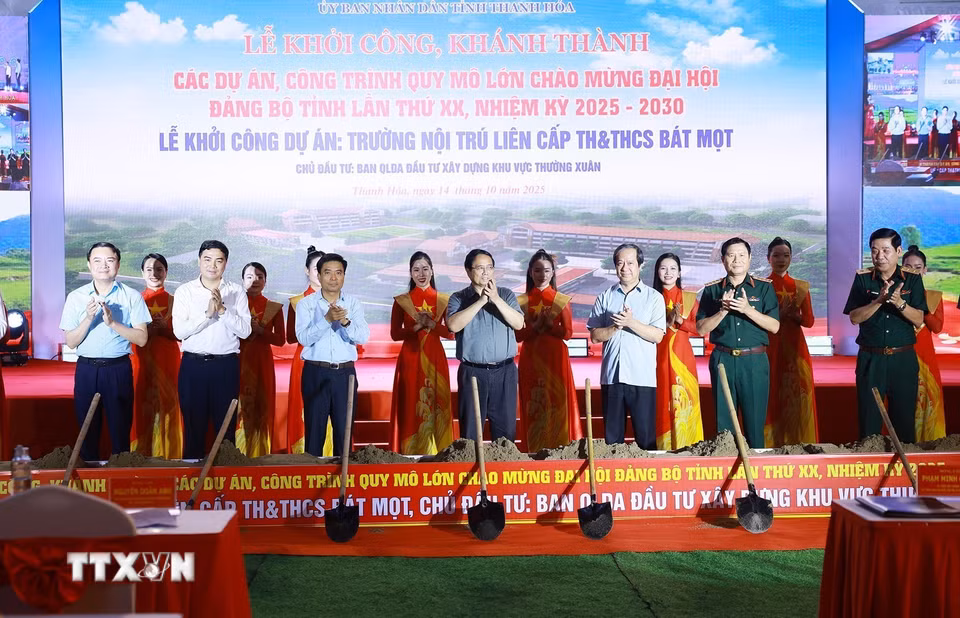Thủ tướng Phạm Minh Chính và các đại biểu khởi công Dự án Trường nội trú liên cấp Tiểu học và Trung học cơ sở Bát Mọt tại điểm cầu xã Bát Mọt. (Ảnh: Dương Giang/TTXVN)
