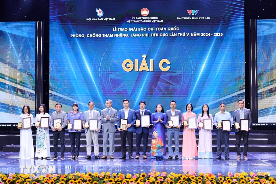 Trao giải cho các tác giả đạt giải C. (Ảnh: Minh Đức/TTXVN)