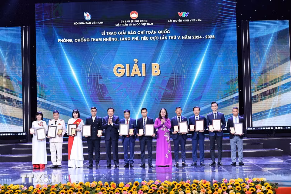 Ủy viên Bộ Chính trị, Bí thư Trung ương Đảng, Trưởng Ban Nội chính Trung ương Phan Đình Trạc và Ủy viên Trung ương Đảng, Phó Chủ tịch nước Võ Thị Ánh Xuân trao giải B cho tác giả và nhóm tác giả. (Ảnh: Minh Đức/TTXVN)