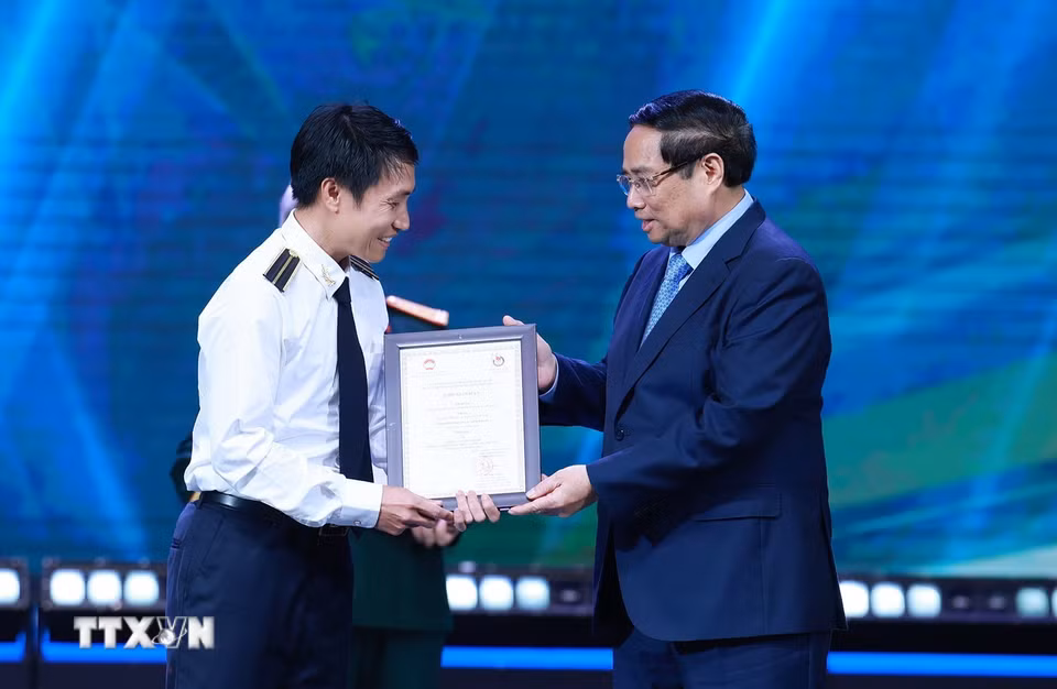 Thủ tướng Phạm Minh Chính và Chủ tịch Ủy ban Trung ương Mặt trận Tổ quốc Việt Nam Đỗ Văn Chiến trao Giải A cho đại diện nhóm tác giả của Báo điện tử Kiểm toán với loạt 5 bài "Chống lãng phí trong lĩnh vực khoa học, công nghệ." (Ảnh: Dương Giang/TTXVN)