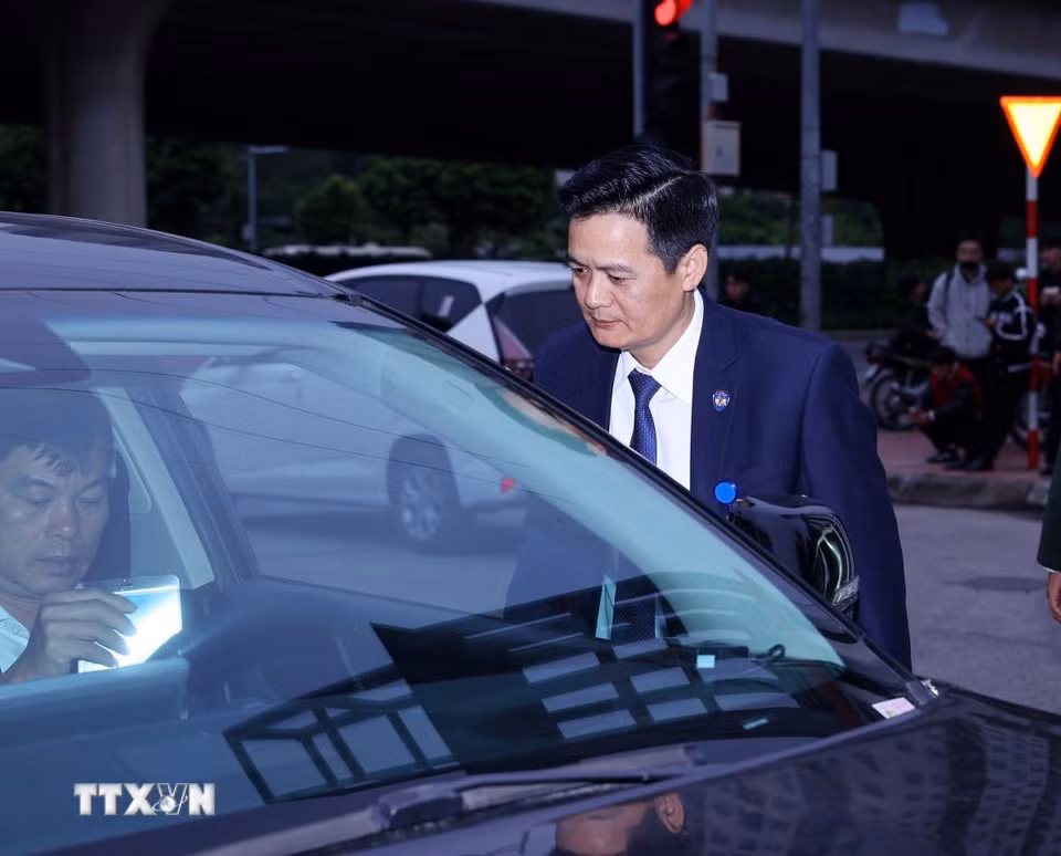 Lực lượng cảnh vệ kiểm tra an ninh người và phương tiện vào Trung tâm Hội nghị Quốc gia, sáng 25/10. (Ảnh: Văn Điệp/TTXVN)