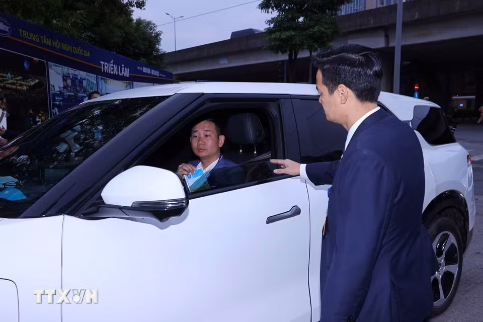 Lực lượng cảnh vệ kiểm tra phương tiện vào Trung tâm Hội nghị Quốc gia, sáng 25/10. (Ảnh: Văn Điệp/TTXVN)