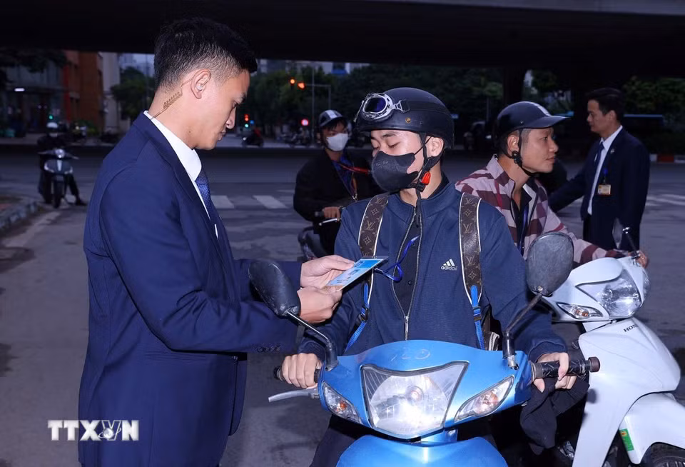Lực lượng cảnh vệ kiểm tra an ninh người và phương tiện vào Trung tâm Hội nghị Quốc gia, sáng 25/10. (Ảnh: Văn Điệp/TTXVN)