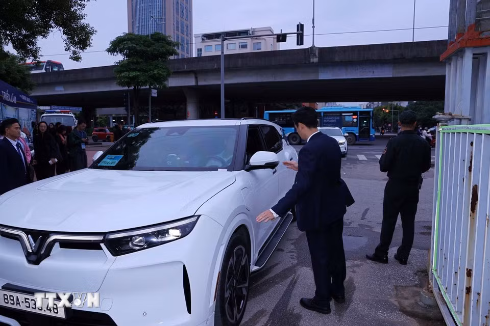 Lực lượng cảnh vệ kiểm tra an ninh người và phương tiện vào Trung tâm Hội nghị Quốc gia, sáng 25/10. (Ảnh: Văn Điệp/TTXVN)
