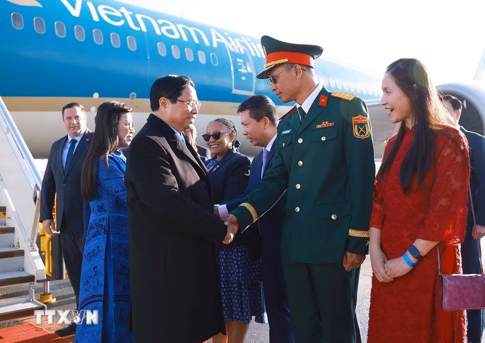 Cán bộ, nhân viên Đại sứ quán đón Thủ tướng Phạm Minh Chính và Phu nhân tại Sân bay O.R. Tambo, Johannesburg, Nam Phi. (Ảnh: Dương Giang/TTXVN)