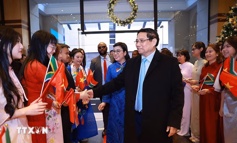 Cán bộ, nhân viên Đại sứ quán và cộng đồng người Việt Nam tại Nam Phi đón Thủ tướng Phạm Minh Chính và Phu nhân. (Ảnh: Dương Giang/TTXVN)