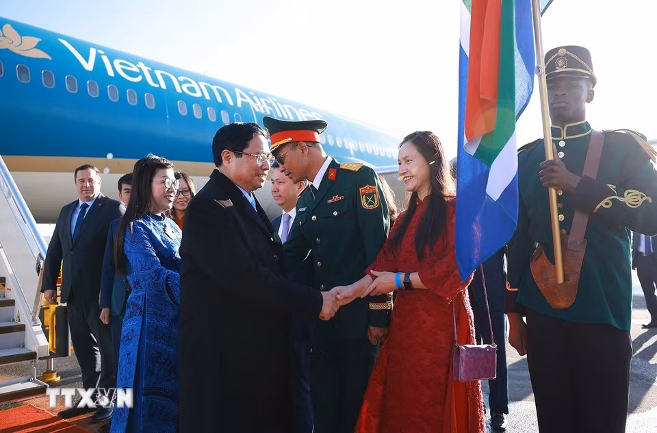 Cán bộ, nhân viên Đại sứ quán đón Thủ tướng Phạm Minh Chính và Phu nhân tại sân bay O.R. Tambo, Johannesburg, Nam Phi. (Ảnh: Dương Giang/TTXVN)