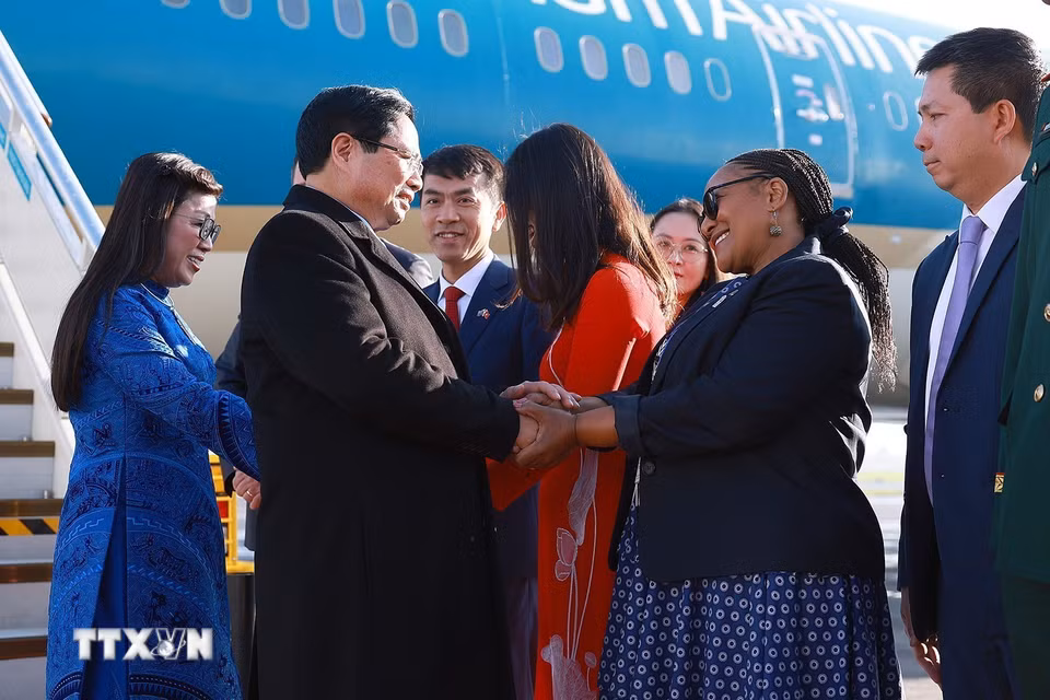 Lễ đón Thủ tướng Phạm Minh Chính và Phu nhân tại sân bay O.R. Tambo, Johannesburg, Nam Phi. (Ảnh: Dương Giang/TTXVN)