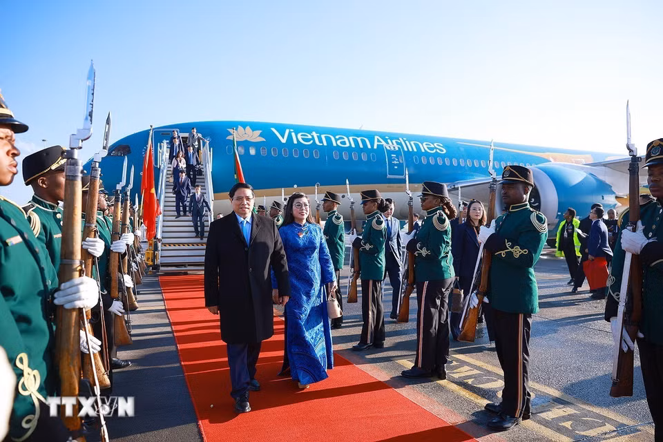 Lễ đón Thủ tướng Phạm Minh Chính và Phu nhân bắt đầu chuyến tham dự Hội nghị Thượng đỉnh G20 tại Nam Phi. (Ảnh: Dương Giang/TTXVN)