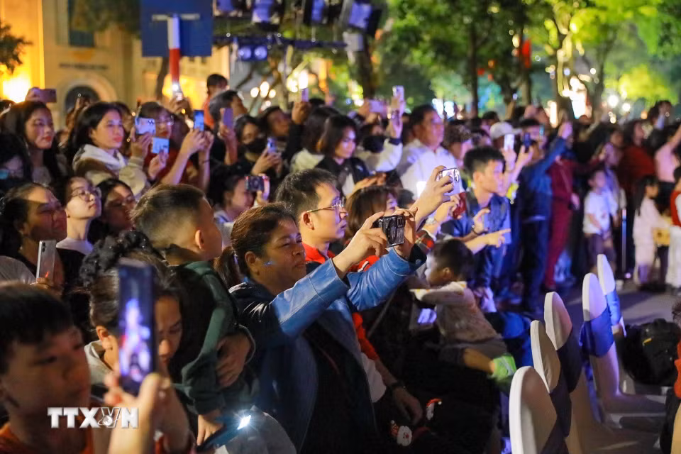 Không gian chiếu sáng nghệ thuật Hồ Gươm-Tháp Rùa nhận được nhiều sự quan tâm của người dân và du khách. (Ảnh: Khánh Hòa/TTXVN)