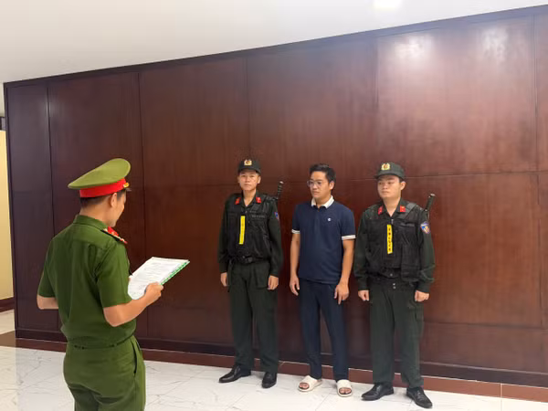 Khởi tố Giám đốc Công ty Dwatch vì kinh doanh hàng hiệu giả