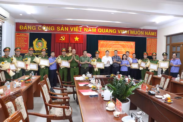 Khen thưởng thành tích triệt phá đường dây ma túy liên tỉnh, bắt giữ 151 đối tượng
