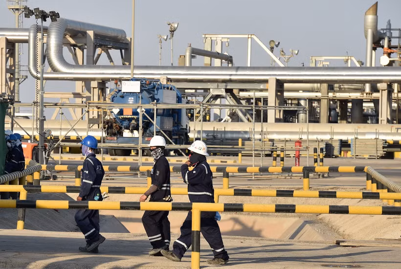 Công nhân làm việc tại nhà máy chế biến dầu thô Abqaiq thuộc Tập đoàn Saudi Aramco. (Ảnh: AFP/TTXVN)