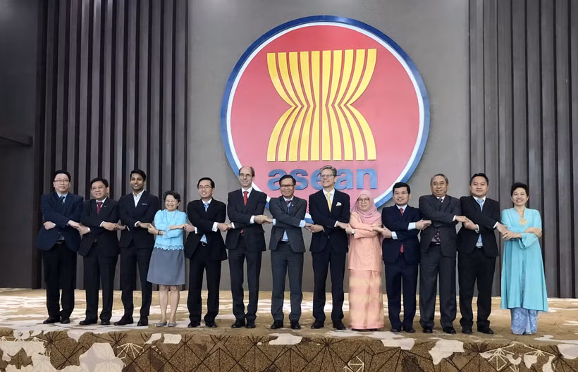 Các đại biểu tham dự cuộc họp chụp ảnh lưu niệm. (Ảnh: Hữu Chiến/TTXVN)