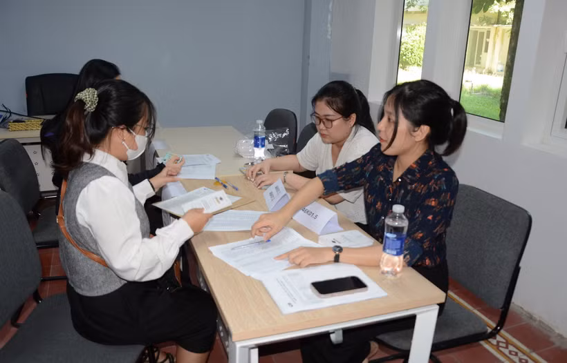 Người lao động tham gia phỏng vấn trong Ngày hội việc làm. (Ảnh: Văn Dũng/TTXVN)