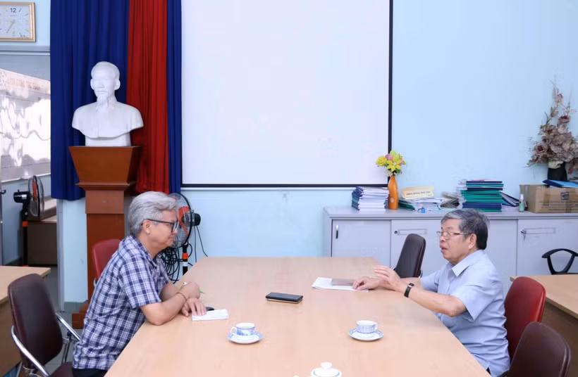 Phó Giáo sư, Tiến sỹ Hà Minh Hồng (phải) chia sẻ ý kiến về bài viết "Chống lãng phí" của Tổng Bí thư, Chủ tịch nước Tô Lâm với phóng viên TTXVN. (Ảnh: Tiến Lực/TTXVN)