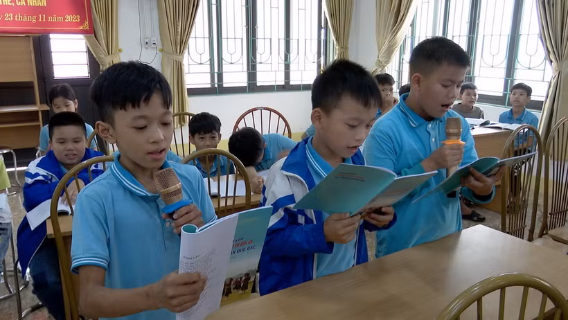 Học sinh cấp Tiểu học tại Vĩnh Phúc tập hát Trống quân Đức Bác. (Ảnh: TTXVN phát)
